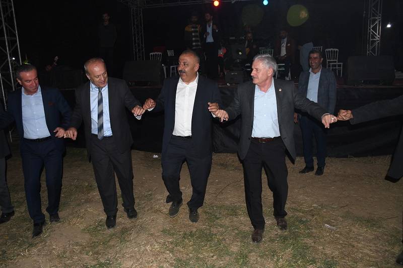 Çiftçi ailesinde görkemli düğüné 256