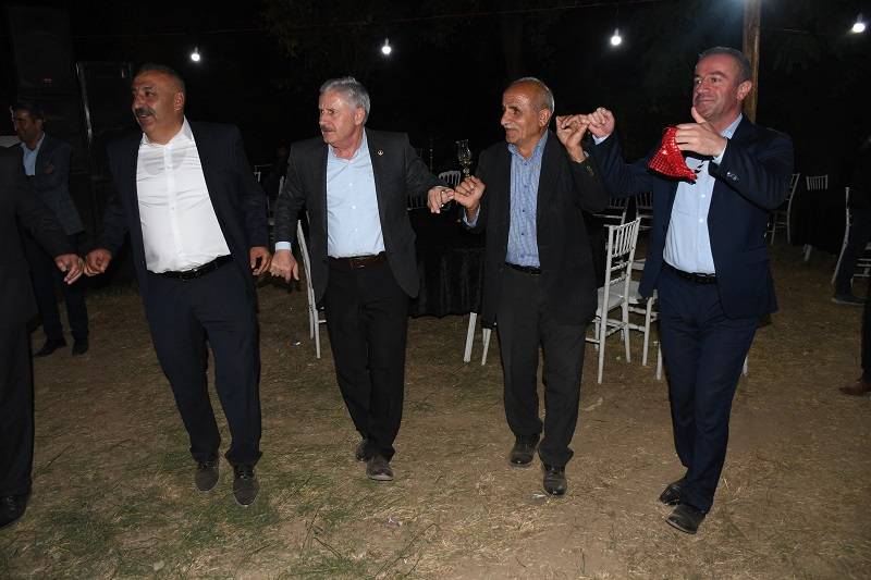 Çiftçi ailesinde görkemli düğüné 258