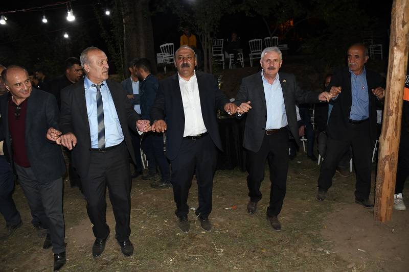 Çiftçi ailesinde görkemli düğüné 264