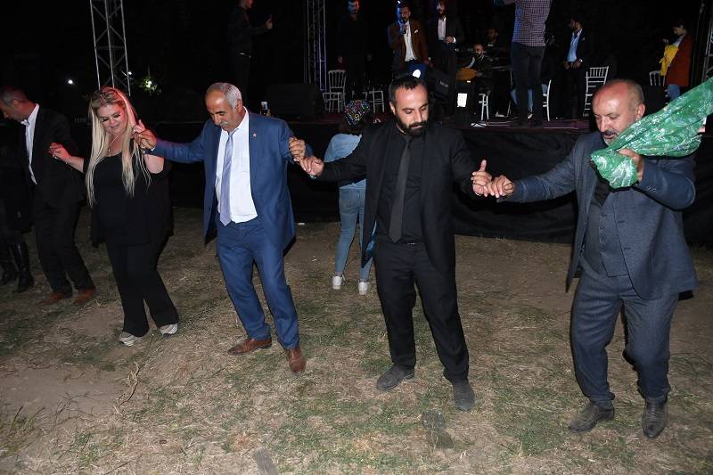 Çiftçi ailesinde görkemli düğüné 270