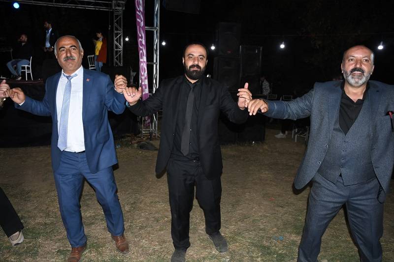 Çiftçi ailesinde görkemli düğüné 271