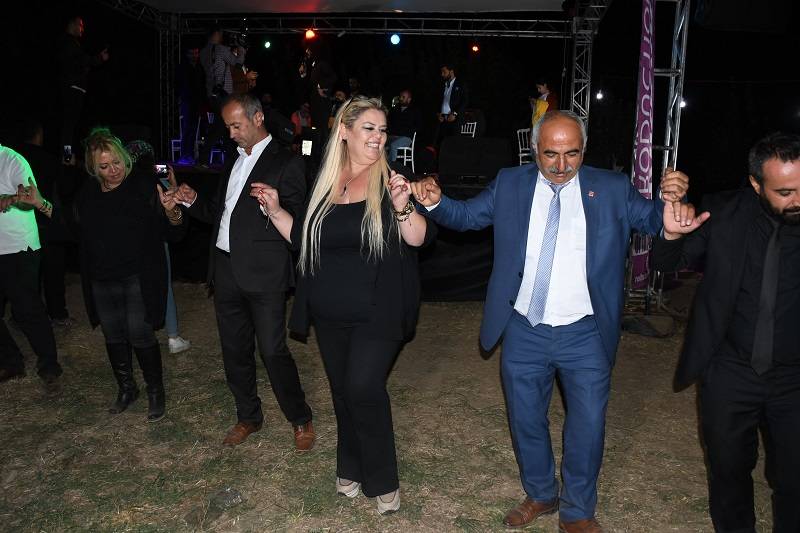 Çiftçi ailesinde görkemli düğüné 272