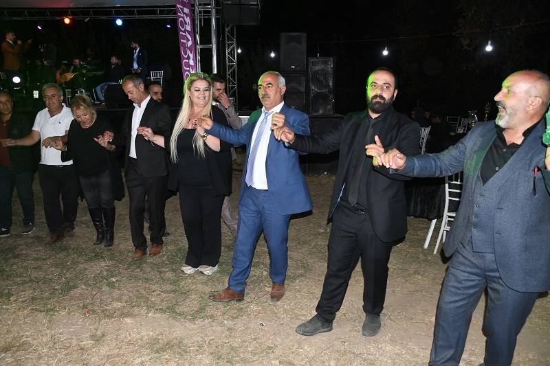 Çiftçi ailesinde görkemli düğüné 273