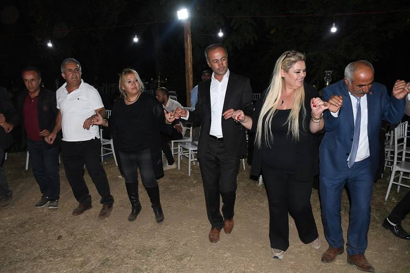 Çiftçi ailesinde görkemli düğüné 274