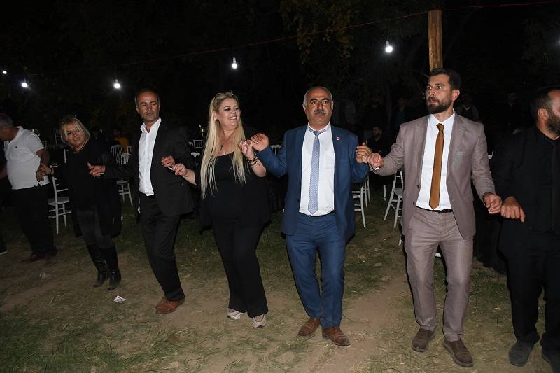 Çiftçi ailesinde görkemli düğüné 275