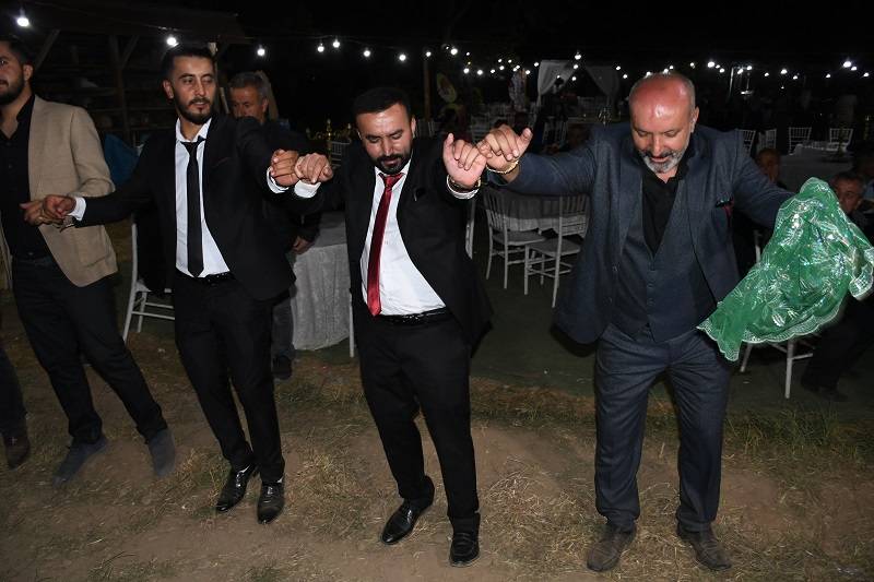 Çiftçi ailesinde görkemli düğüné 276