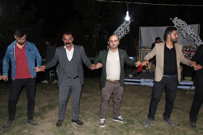 Çiftçi ailesinde görkemli düğüné 277