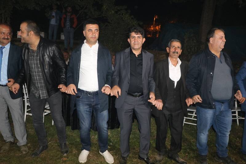 Çiftçi ailesinde görkemli düğüné 36