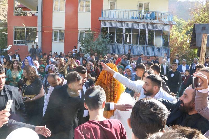 Çiftçi ailesinde görkemli düğüné 47