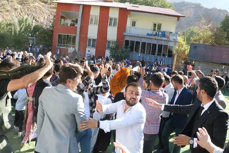 Çiftçi ailesinde görkemli düğüné 48