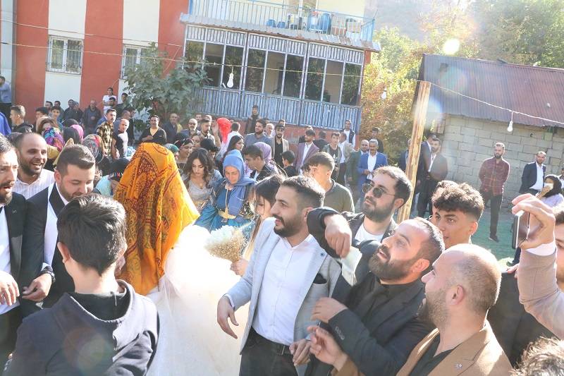 Çiftçi ailesinde görkemli düğüné 49