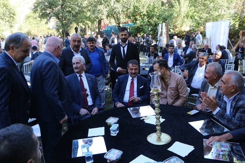 Çiftçi ailesinde görkemli düğüné 50