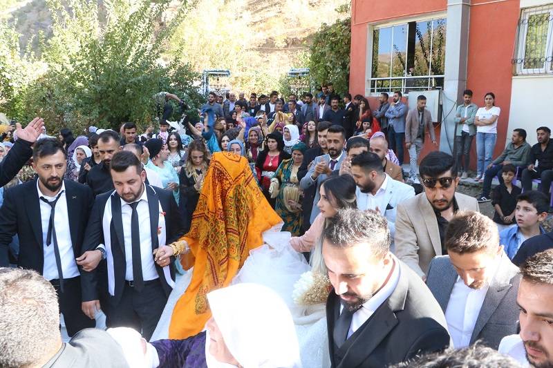 Çiftçi ailesinde görkemli düğüné 53