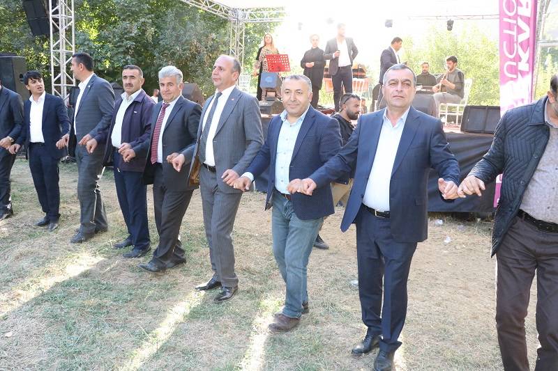 Çiftçi ailesinde görkemli düğüné 57