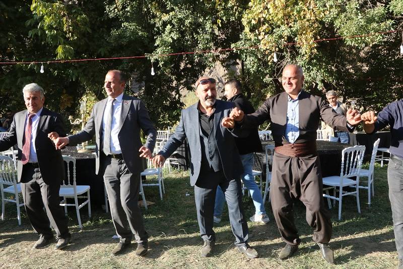 Çiftçi ailesinde görkemli düğüné 61