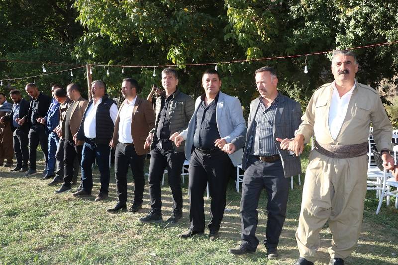 Çiftçi ailesinde görkemli düğüné 64