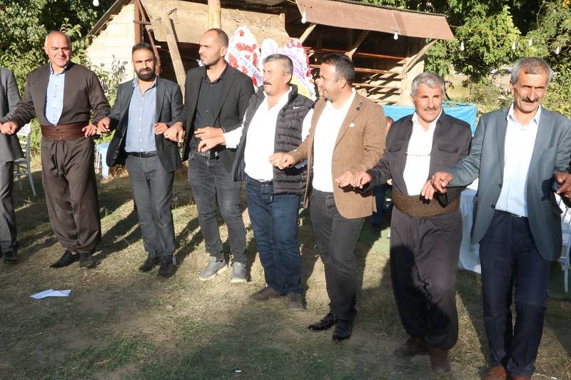 Çiftçi ailesinde görkemli düğüné 65