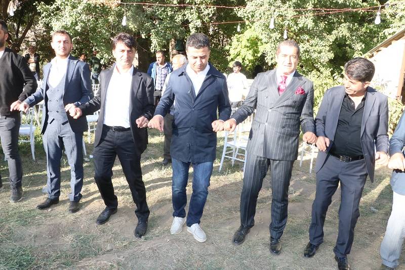 Çiftçi ailesinde görkemli düğüné 69