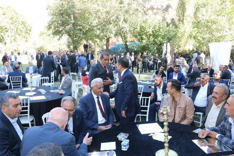 Çiftçi ailesinde görkemli düğüné 70