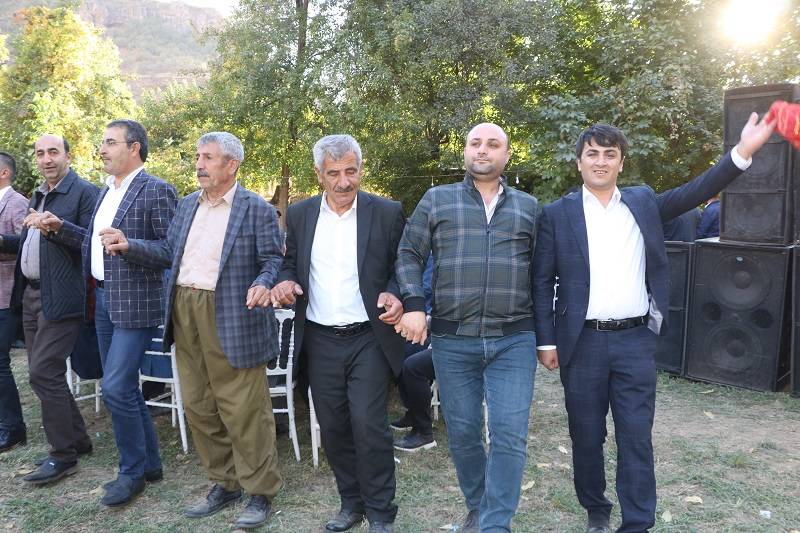 Çiftçi ailesinde görkemli düğüné 72