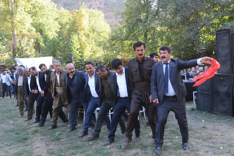 Çiftçi ailesinde görkemli düğüné 84