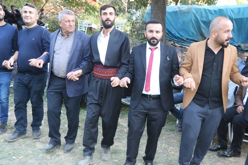 Çiftçi ailesinde görkemli düğüné 90