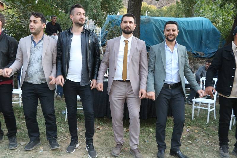 Çiftçi ailesinde görkemli düğüné 95