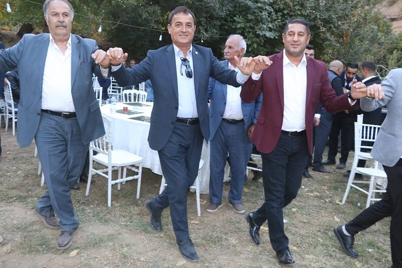 Çiftçi ailesinde görkemli düğüné 96