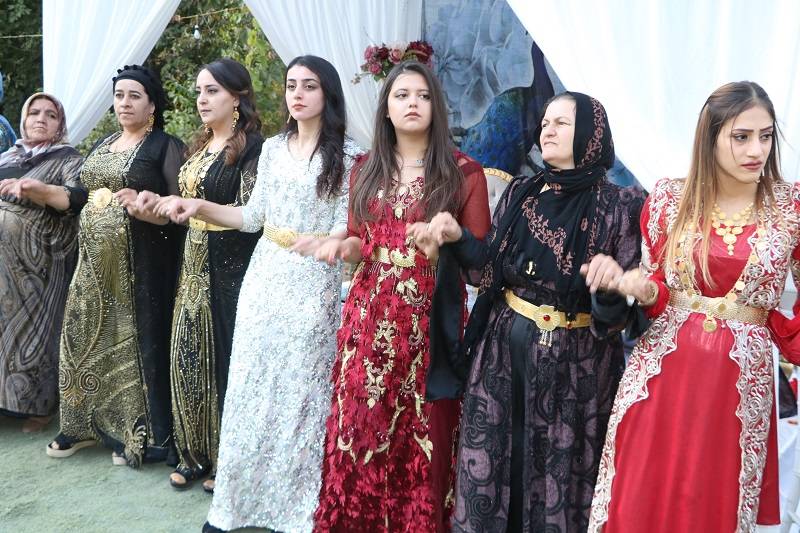 Çiftçi ailesinde görkemli düğüné 98