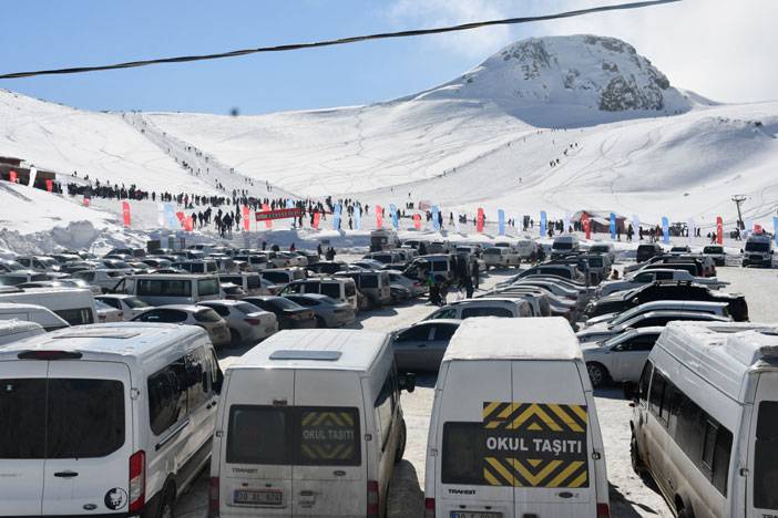 Hakkari'deki '4'üncü Kar Festivali'nde Anadolu Ateşi gösterisi 11
