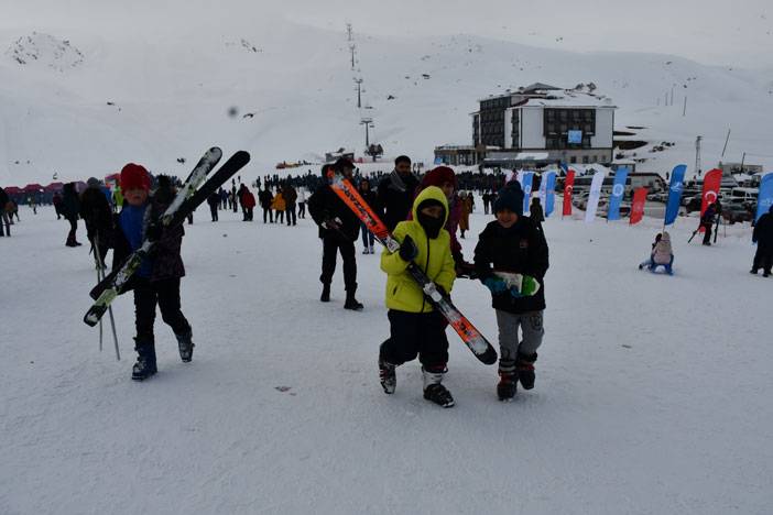 Hakkari'deki '4'üncü Kar Festivali'nde Anadolu Ateşi gösterisi 28
