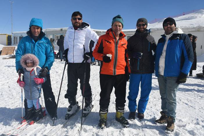 Hakkari'deki '4'üncü Kar Festivali'nde Anadolu Ateşi gösterisi 3
