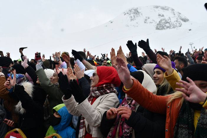 Hakkari'deki '4'üncü Kar Festivali'nde Anadolu Ateşi gösterisi 31