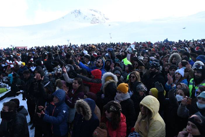 Hakkari'deki '4'üncü Kar Festivali'nde Anadolu Ateşi gösterisi 44