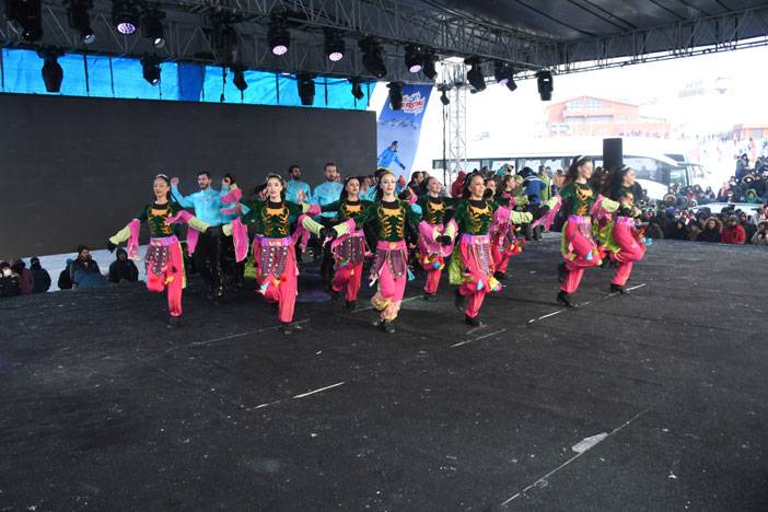 Hakkari'deki '4'üncü Kar Festivali'nde Anadolu Ateşi gösterisi 46