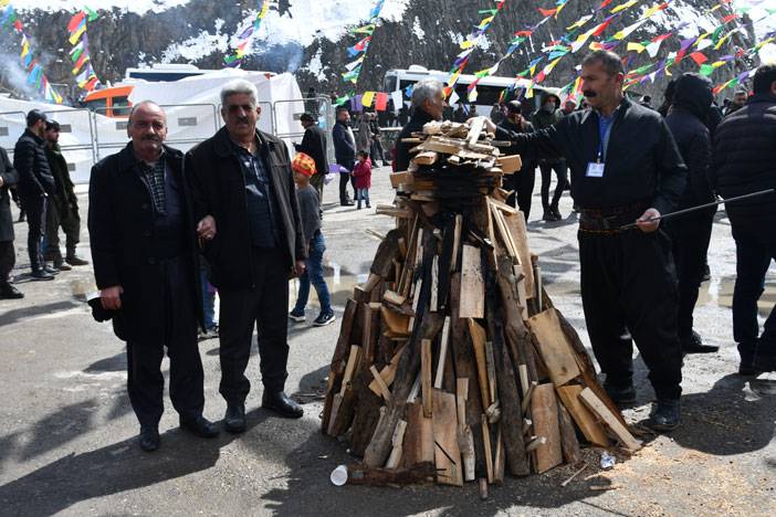 Hakkari'de Newroz coşku ile kutlandı 16