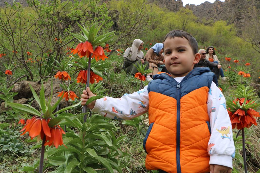 Taylandlı 2 turist, ters laleleri görmek için Hakkari'ye geldi 1