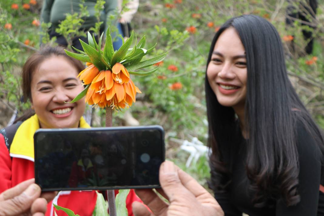 Taylandlı 2 turist, ters laleleri görmek için Hakkari'ye geldi 10