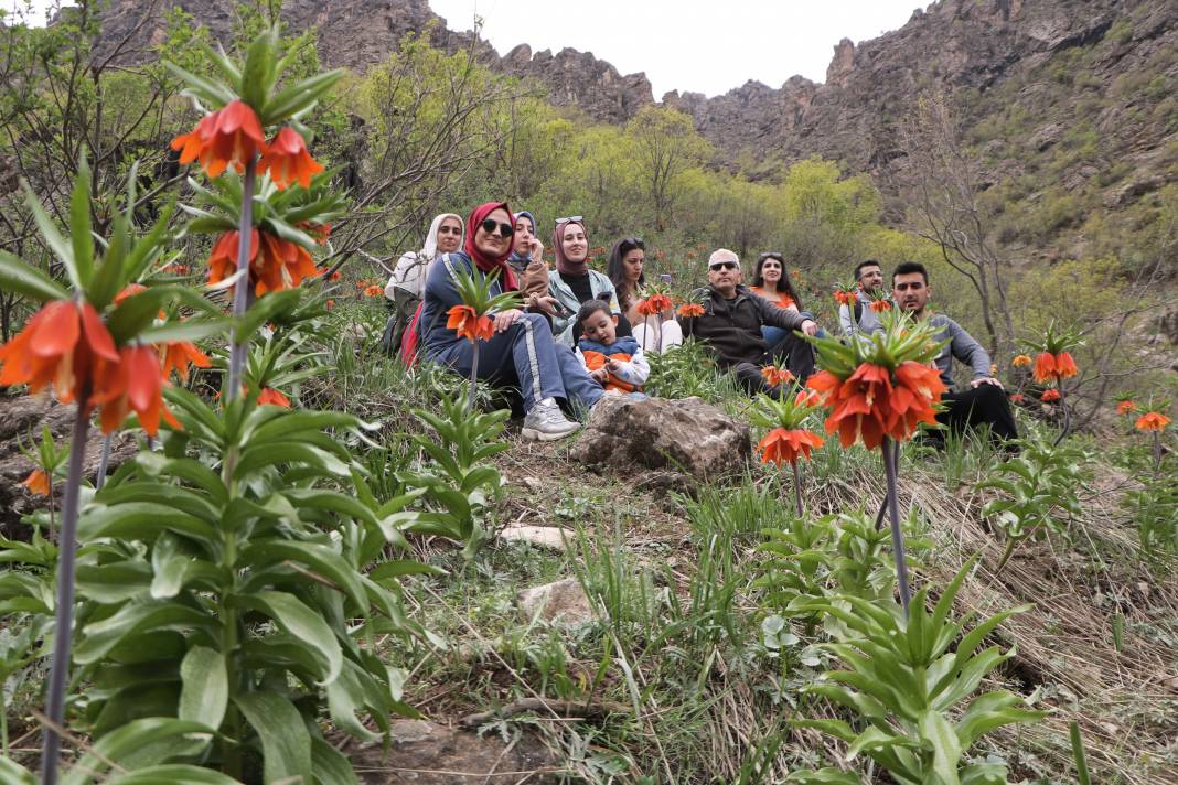 Taylandlı 2 turist, ters laleleri görmek için Hakkari'ye geldi 13