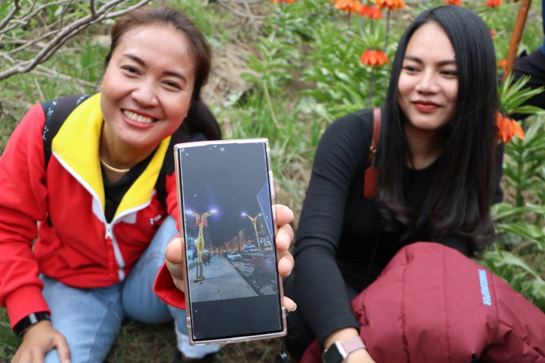 Taylandlı 2 turist, ters laleleri görmek için Hakkari'ye geldi 14