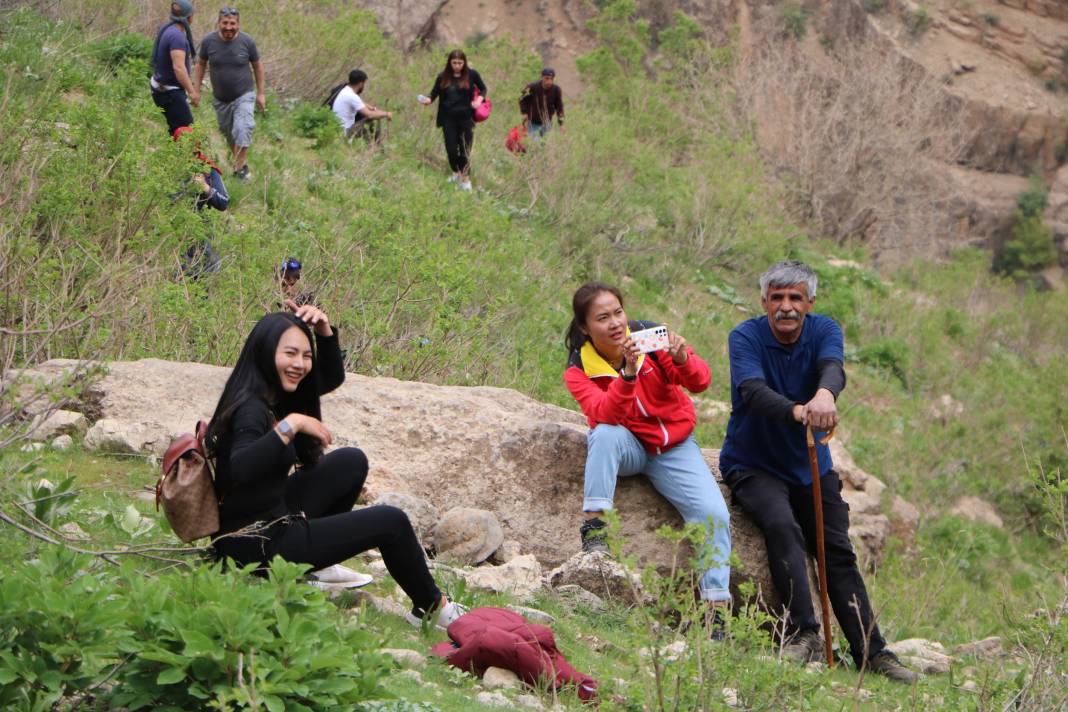 Taylandlı 2 turist, ters laleleri görmek için Hakkari'ye geldi 15