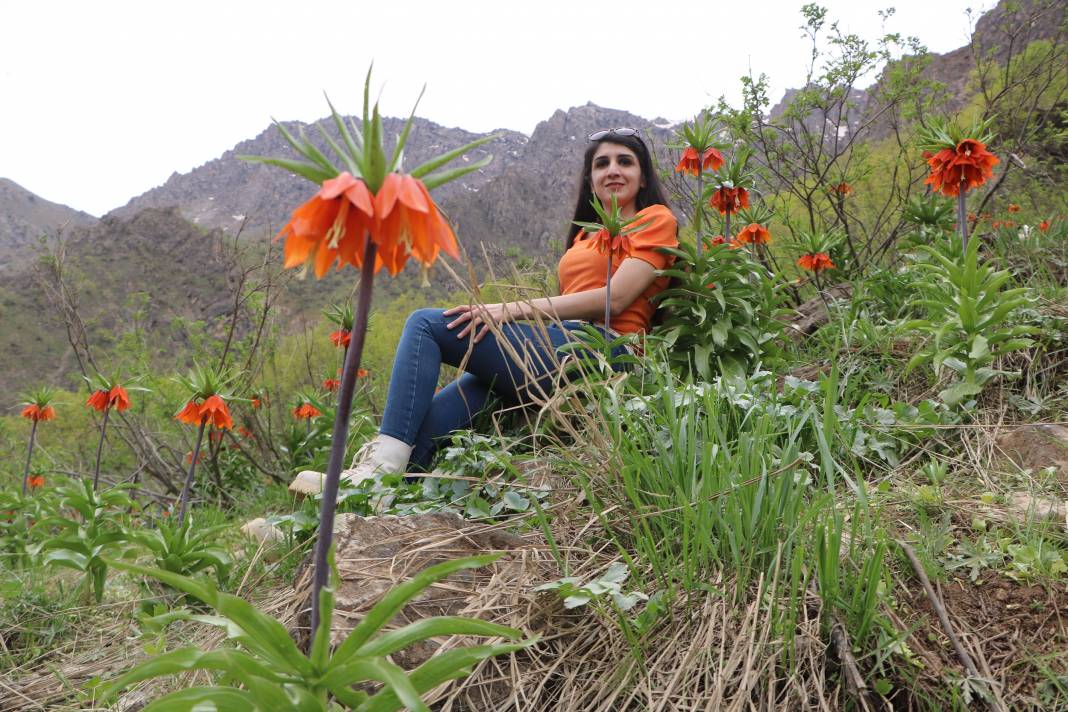 Taylandlı 2 turist, ters laleleri görmek için Hakkari'ye geldi 16