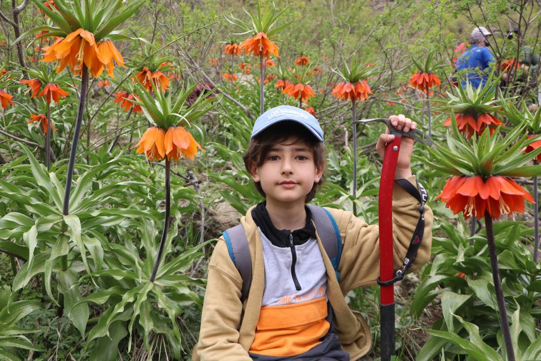 Taylandlı 2 turist, ters laleleri görmek için Hakkari'ye geldi 17