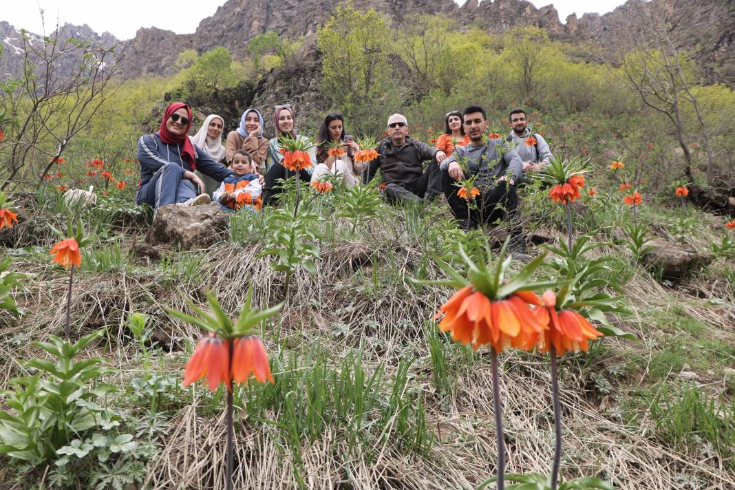 Taylandlı 2 turist, ters laleleri görmek için Hakkari'ye geldi 19