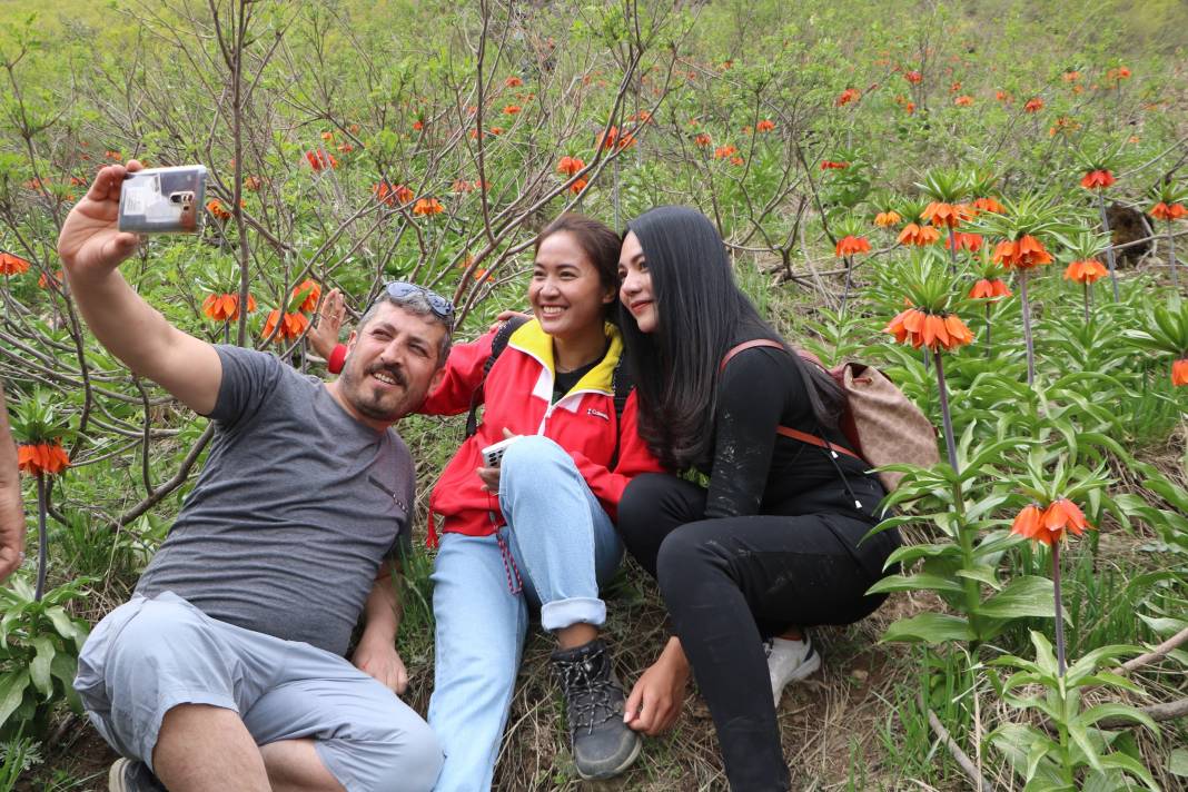 Taylandlı 2 turist, ters laleleri görmek için Hakkari'ye geldi 23