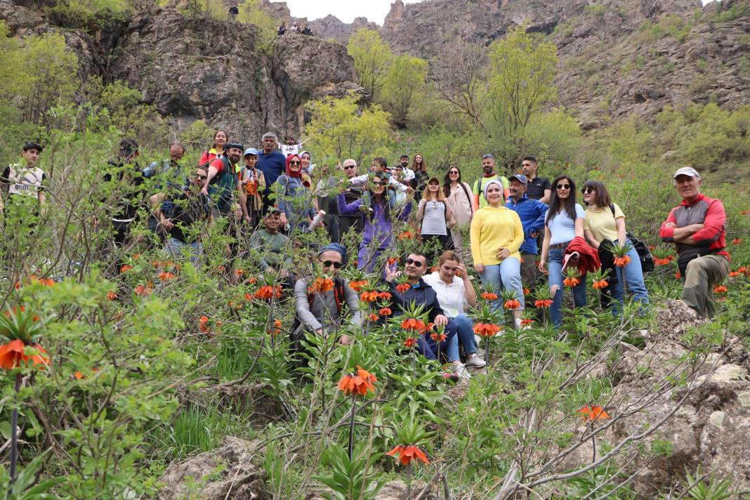 Taylandlı 2 turist, ters laleleri görmek için Hakkari'ye geldi 24