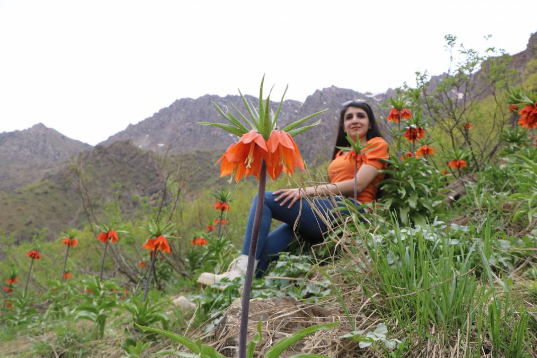 Taylandlı 2 turist, ters laleleri görmek için Hakkari'ye geldi 26