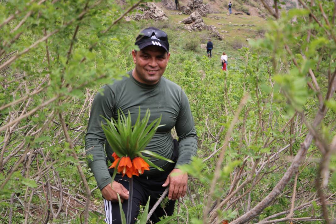 Taylandlı 2 turist, ters laleleri görmek için Hakkari'ye geldi 27