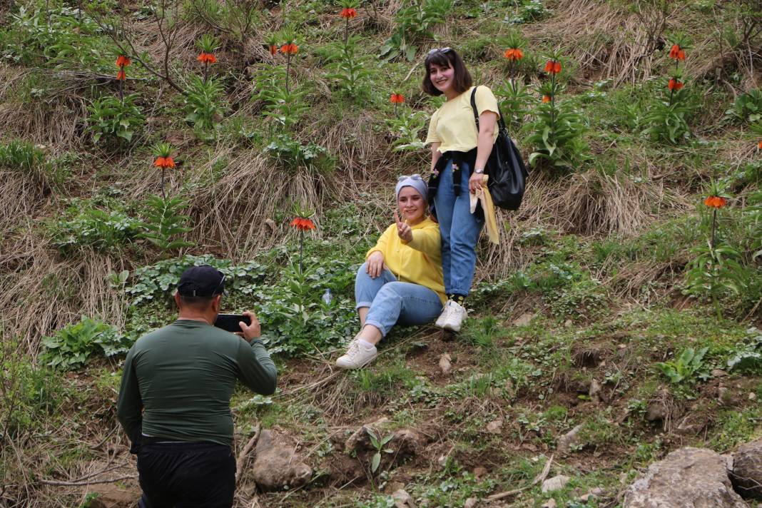 Taylandlı 2 turist, ters laleleri görmek için Hakkari'ye geldi 28