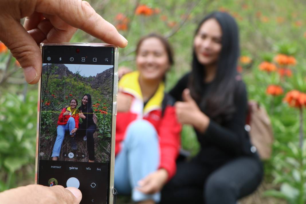 Taylandlı 2 turist, ters laleleri görmek için Hakkari'ye geldi 3